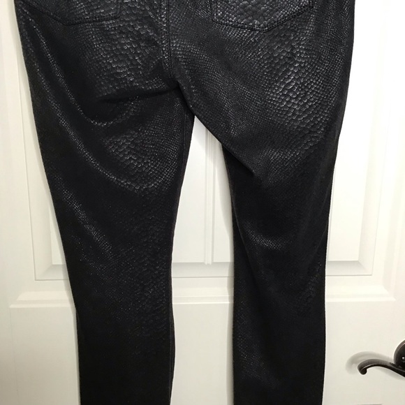 Good American Good Legs Metallic Snake Print Skinny Jeans in Black. - Picture 3 of 12